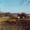 Biliūnų sodyba, statinių tvora apjuosta.
