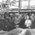 A. Vienuolis (centre) su klėtelės gaubto statytojais 1957 m.