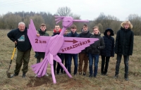 Pirmosios rodyklės kūrėjai prie Gečionių kaimo kryžkelės.