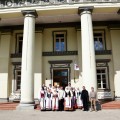 Renginio dalyviai prie Taujėnų dvaro rūmų.