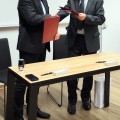 Sutarties pasirašymo momentas.