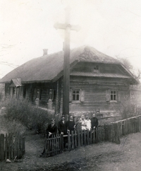Jono Biliūno gimtoji sodyba 1928 m., rašytojo artimiesiems susirinkus paminėti jo mirties 20-metį. VŽM fondų nuotrauka.