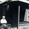 Bronė Buivydaitė, visam laikui grįžusi į vaikystės namus Anykščiuose, apie 1953 m.