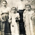 Karolina Buivydienė su dukterimis Anykščiuose apie 1906 m.