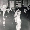 Po vieno literatūrinio vakaro Rokiškyje – rašytojai (centre) Antanas Vienuolis, Bronė Buivydaitė ir Bernardas Brazdžionis, apie 1935 m.