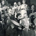 B. Buivydaitė su mokytoja J. Kaušpėdiene ir anykštėnais moksleiviais, apie 1954 m. suvaidinusiais jos spektaklį „Stebuklingoji radasta“.