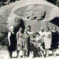 B. Buivydaitė su svečiais prie Puntuko. XX a. 8-asis dešimtmetis.