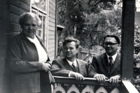 Rašytoja B. Buivydaitė su svečiais Antanu Drilinga ir Algimantu Baltakiu prie savo namelio 1973 m. Juos nufotografavo kartu svečiavęsis Juozas Baltušis.