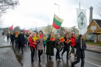 Partizanų Trispalvė šventinėje muziejininkų eisenoje.