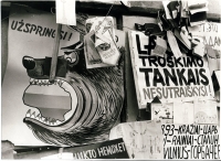 Plakatai ir karikatūros Vilniaus gatvėse 1991-ųjų sausį. Nuotrauka iš VŽM fondų.