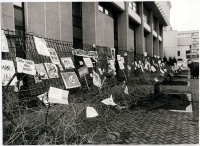Lietuvos Respublikos parlamento rūmai 1991-ųjų sausį. Antano Kisieliaus nuotrauka iš VŽM fondų.