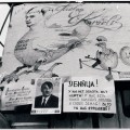 Plakatai ir karikatūros Vilniaus gatvėse 1991-ųjų sausį. Nuotrauka iš VŽM fondų.