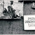 Plakatai ir karikatūros Vilniaus gatvėse 1991-ųjų sausį. Nuotrauka iš VŽM fondų.