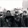 1991 m. sausio 16-oji. Žuvusių laisvės gynėjų laidotuvės Vilniuje. Nuotrauka iš VŽM fondų.