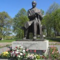 Gruzijos dienos proga A. Vienuolio paminklo papėdėje gėlių puokštes padėjo Gruzijos ambasadorė K. Salukvadzė, Kovo 11-osios Akto signatarė I. Andrukaitienė ir Anykščių meras S. Obelevičius.