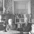 A. Vienuolis su žmona Leokadija ir globotine Rita Ruigyte savo darbo kambaryje 1956 m. Izidoriaus Girčio nuotrauka.