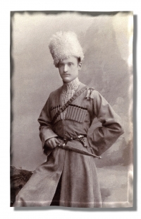 Antanas Vienuolis, jaunystėje XX a. pradžioje kaukaziečio drabužiais fotografui pozavęs...