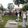 Muziejaus direktorius Antanas Verbickas paminklo autoriui skulptoriui įteikė atminimo dovaną, liudijančią jo kūrybinį kelią nuo ištakų.
