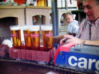 Prahos restorane „Vytopna“ klientams alus gabenamas mažyčiu traukinuku.