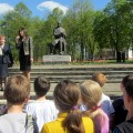 Prie paminklo kalbėjo Gruzijos ambasadorė Chatuna Salukvadzė (dešinėje).