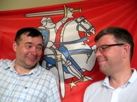 Tautiniame-patriotiniame kabinete, šalia istorinės, Lietuvos Didžiąją Kunigaikštystę menančios vėliavos, du ambasadoriai – Marius Janukonis (dešinėje) ir Virginijus Strolia. Mano nuotrauka.