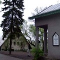 Muziejaus administracinis pastatas šalia klėtelės, kur parodų salėje veikia S. Petraškos kūrybos paroda.