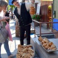 Senoviniame gatvės turguje.