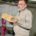 Vakaras B. Buivydaitės sodyboje prie senamiesčio pastatų maketų.