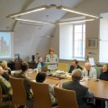 Bibliofilų klubo nariams svečius iš Anykščių pristato klubo prezidentė dr. Inga Liepaitė.