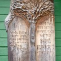 Informacinė lenta prie įėjimo į B. Buivydaitės memorialinį namą-muziejų. Medžio drožėjas Jonas Tvardauskas.