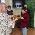 Dovana Ukrainos muziejaus vadovei – lietuviška juosta su tautiniais ornamentais.