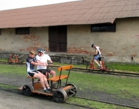 Dviračių žygio dalyviai Anykščiuose riedėjo Siauruko bėgiais.
