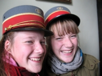 Dvi linksmuolės, dvi dvynės po belgiškomis kepurėmis šypso. Mano nuotrauka.