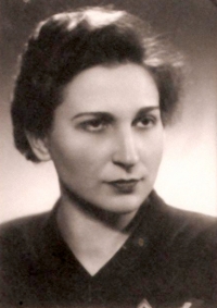 A+A Valerija Žemaitytė, žvelgianti iš jaunystės nuotraukos, kurią 1953 m. padovanojo mylimam Rašytojui Antanui Vienuoliui.