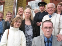 Baltijos šalių kelių muziejininkai ir jų partneriai, istorinio vieškelių konkurento siaurojo geležinkelio muziejų aplankę, stabtelėjo prie senosios stoties. Pirmas iš dešinės – Lietuvos kelių muziejaus Vievyje vedėjas Juozas Stepankevičius, tolėliau – Anykščių muziejaus vadybininkė Kristina Kiaušaitė... Mano nuotrauka.