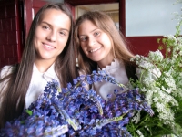 Lauko gėlės iš plieno bėgių vasaros. Emilija ir Ieva šypsosi... Mano nuotrauka.