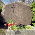 A. Vienuolio kapas ir antkapinis paminklas sodybos sodelyje.