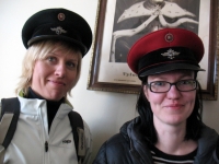 „Geolobių“ ieškotojos Anita ir Solveiga iš Rygos ne tik pasižymėjo slaptavietės prie Siauruko knygelėje, bet ir nusifotografavo tautiniame patriotiniame stoties viršininko kabinete. Mano nuotrauka.