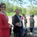 Pagarbą Gruzijai Bibliotekos direktorius R. Kutka rodė, mojuodamas Lietuvos ir Gruzijos vėliavėlėmis.