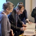 Autografai būsimiesiems knygos skaitytojams.