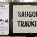 Informacinės lentelės – pagal Siauruko ženklų tradiciją.