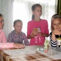 Dekupažo pamokos jauniesiems stovyklautojams.