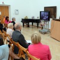 Šventinio renginio dalyviai susipažįsta su Anykščių krašto muziejine veikla.