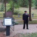Prie Holokausto aukų kapų. Maldą gieda kantorius Šmuelis Jatomas.