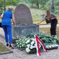 Prie Holokausto aukų kapų. Prie paminklo gula anykštėnų atnešti akmenėliai.