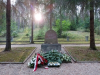 Vakaro saulė virš bendro holokausto aukų kapo.