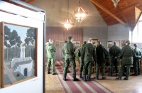 Lietuvos kariuomenės delegacija grožėjosi Stanislovo Petraškos paveikslų patriotiniais motyvais.