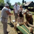 Šeimyniškėlių piliakalnio komplekso ekspozicijoje buvo galima nusipirkti ir tikrų šios vietovės radinių kopijų.