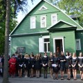 A. Baranausko vidurinės mokyklos XXXIII laidos abiturientai prie A. Baranausko klėtelės.