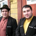 Tautiškai pasirėdę jaunojo broliai, gruzinus vaidinantys armėnai Goris ir Garikas Zirojanai. Mano nuotrauka.